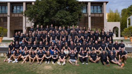 Das Team von Finbridge auf einem großen Gruppenfoto