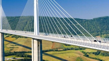 Eine lnage Hängebrücke über einem Tal