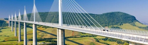 Eine lnage Hängebrücke über einem Tal