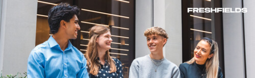 Auf dem Bild sieht man rechts oben das Logo von Freshfields und darunter eine Szene von Kolleginnen und Kollegen in jungem Alter im Gespräch