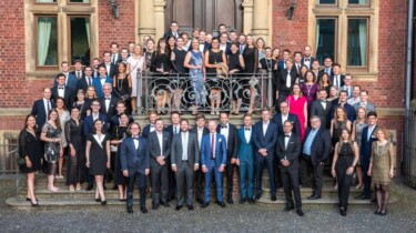 Gruppenbild vor einem Schloss Gleiss Lutz Kolleg:innen