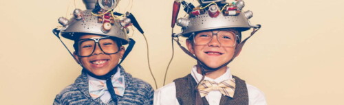Zwei Kinder mit Erfinder-Hüten