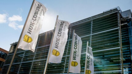 Fahnen mit dem Logo der HUK-Coburg