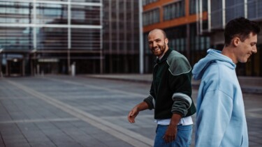 Ein Mann lächelt in die Kamera.