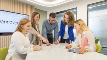 Mitarbeiter der Hannover Rück am Konferenztisch