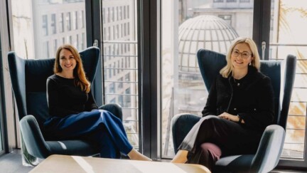 Zwei Frauen sitzen an einem Schreibtisch