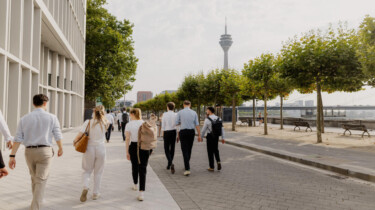 mehrere Menschen auf einer Straße