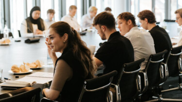 Mehrere Mitarbeitende im Konferenzraum