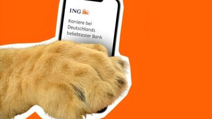 Eine Pfote eines Löwen, der ein Handy in der Hand hält