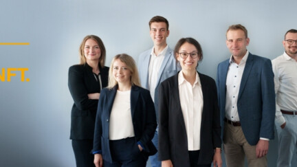 Sieben Personen in Business-Outfits stehen nebeneinander. Außerdem der Satz "Dein Team. Deine Zukunft"