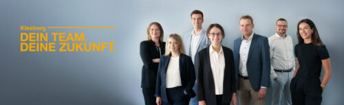 Sieben Personen in Business-Outfits stehen nebeneinander. Außerdem der Satz "Dein Team. Deine Zukunft"