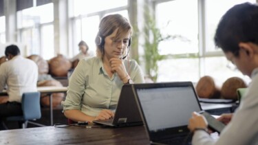 Frau Mann Laptop Arbeitend [Quelle: Munich RE]