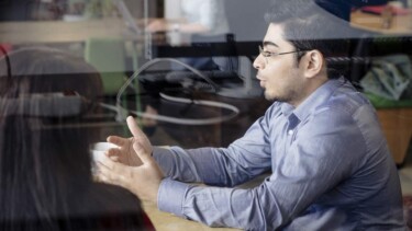 Fenster Spiegelung Mann Gespräch [Quelle: Munich RE]