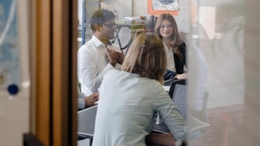 Tür Besprechung Menschen Tisch [Quelle: Munich RE]