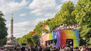 Pride-Wagen fährt durch die Straßen