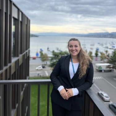 Natalia Kryvitska steht auf einer Terrasse, im Hintergrund ist Wasser zu sehen.