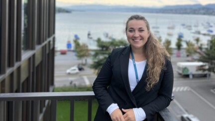 Natalia Kryvitska steht auf einer Terrasse, im Hintergrund ist Wasser zu sehen.
