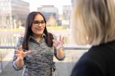 Zwei Frauen unterhalten sich