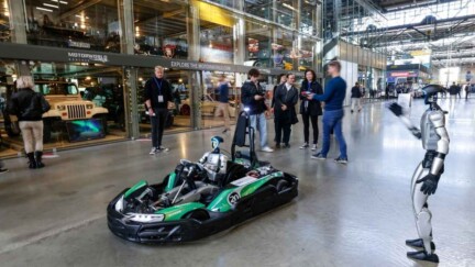 Roboter fährt ein Auto