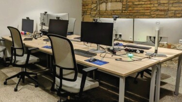 Schreibtisch in Großraumbüro mit sechs Arbeitsplätzen