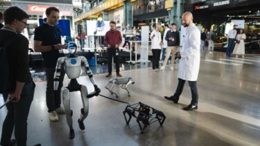 Roboter läuft in einer Halle
