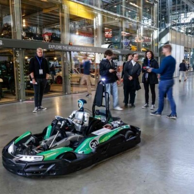 Roboter fährt ein Auto