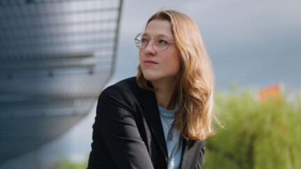 Eine junge Frau schaut in die Weite