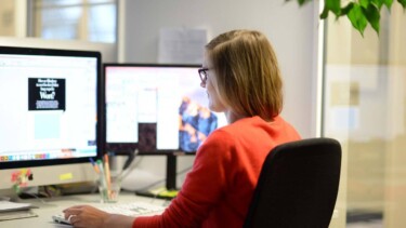 ZEIT Mitarbeiterin im Büro - Bildergalerie ZEIT