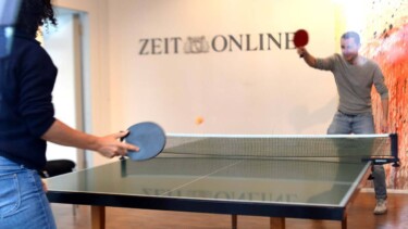 Kollegen beim Tischtennis - Bildergalerie ZEIT