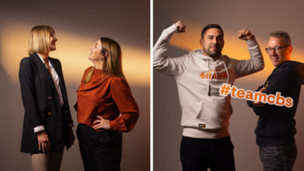 Vier Bilder nebeneinander: Auf dem ersten Bild eine Frau mit grauem Hoodie. Auf dem zweiten Bild stehen zwei Frauen im Business-Outfit gegenübe. Auf dem dritten Bild stehen zwei Männer in Hoodies zusammen und machen Posen. Auf dem vierten Bild steht ein Mann im schwarzen Hemd.