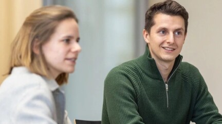 Mitarbeitende von undconsorten sitzen am Tisch und diskutieren.