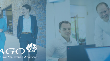 Das Bild ist zweigeteilt, im Hintergrund sind jeweils Menschen in Bürosituationen zu sehen und im linken Teil das Logo von Santiago Advisors.