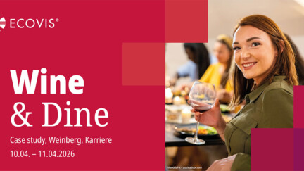 Auf dem Bild ist links oben das Logo von Ecovis und darunter der Eventtitel Wine & Dine zu sehen. Rechts sieht man eine Frau mit Weinglas, die mit anderen Personen zusammensitzt.