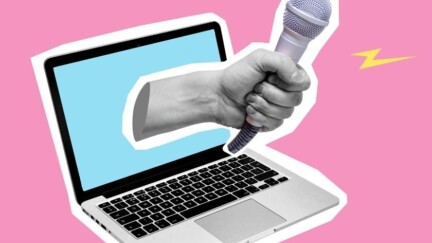 Ein Laptop mit einem blauen Bildschirm auf pinkem Hintergrund. Eine Hand ragt aus dem Bildschirm und hält ein Mikrofon, um eine symbolische Interview-Situation darzustellen. Gelbe Blitze betonen die Dynamik der Kommunikation.
