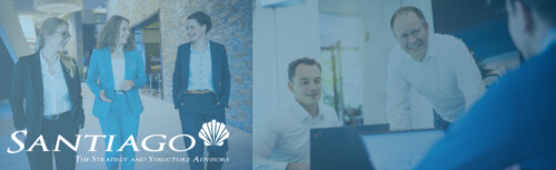 Das Bild ist zweigeteilt, im Hintergrund sind jeweils Menschen in Bürosituationen zu sehen und im linken Teil das Logo von Santiago Advisors.