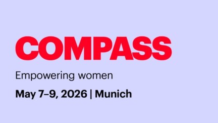 Auf dem blasslila Bildhintergrund ist rechts oben das Logo von Bain zu sehen, in der Mitte in großer Schrift der Eventtitel Compass und darunter Empowering women und das Datum 7.-9. Mai 2026 in München