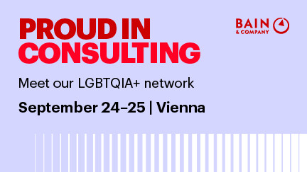 Links der Eventtitel Proud in Consulting in roter Schrift auf lila Hintergrund, rechts das Logo von Bain