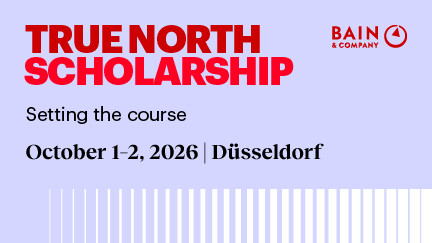 Vor blasslila Hintergrund rechts das Logo von Bain und links groß der Titel True North Scholarship