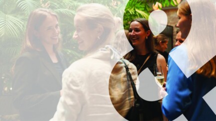 Ein großes und-Zeichen im Vordergrund und im Hintergrund eine Szene mit Frauen im Networking