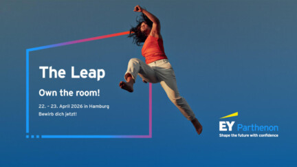 In der Mitte springt eine Frau auf blauem Hintergrund in die Höhe. Rechts unten ist das Logo von EY Parthenon zu sehen und links der Eventtitel The Leap.