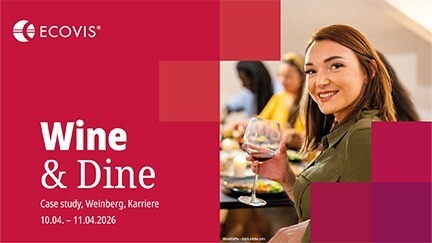 Links sieht man auf einem roten Hintergrund das Logo von Ecovis und darunter den Eventtitel Wine & Dine. Rechts ist eine Frau mit Weinglas zu sehen.