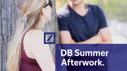Links sind zwei Personen zu sehen, die sich anschauen in einer sommerlichen Umgebung, rechts ist das Logo der Deutschen Bank zu sehen und der Schriftzug mit Eventtitel DB Summer Afterwork