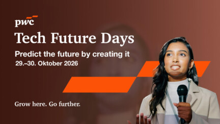Links das Logo von PwC und der Eventtitel Tech Future Days, recht eine Frau mit Mikrofon