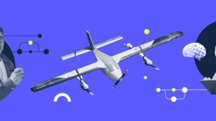 Das Bild hat einen lilafarbenen Hintergrund, in der Mitte ist ein Flugzeug zu sehen und weitere Objekte, die mit Industrie und Technik zu tun haben. Rechts befindet sich ein Mann und links eine Frau mit Baustellenhelm.