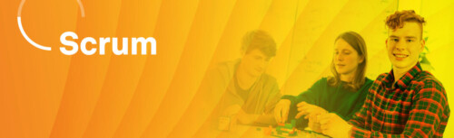 drei Personen am Schreibtisch vor orange-gelbem Hintergrund, in der linken Ecke steht Scrum