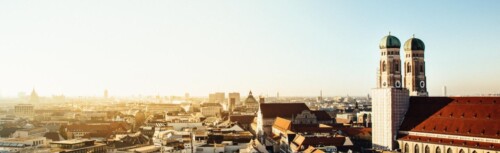 München Skyline mit Frauenkirche im Sonnenuntergang oder Sonnenaufgang