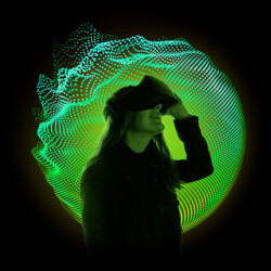Frau mit VR-Brille vor schwarzem Hintergrund