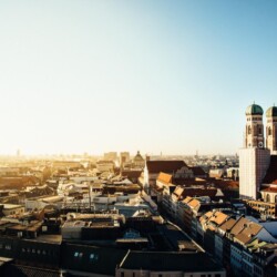 München Skyline mit Frauenkirche im Sonnenuntergang oder Sonnenaufgang